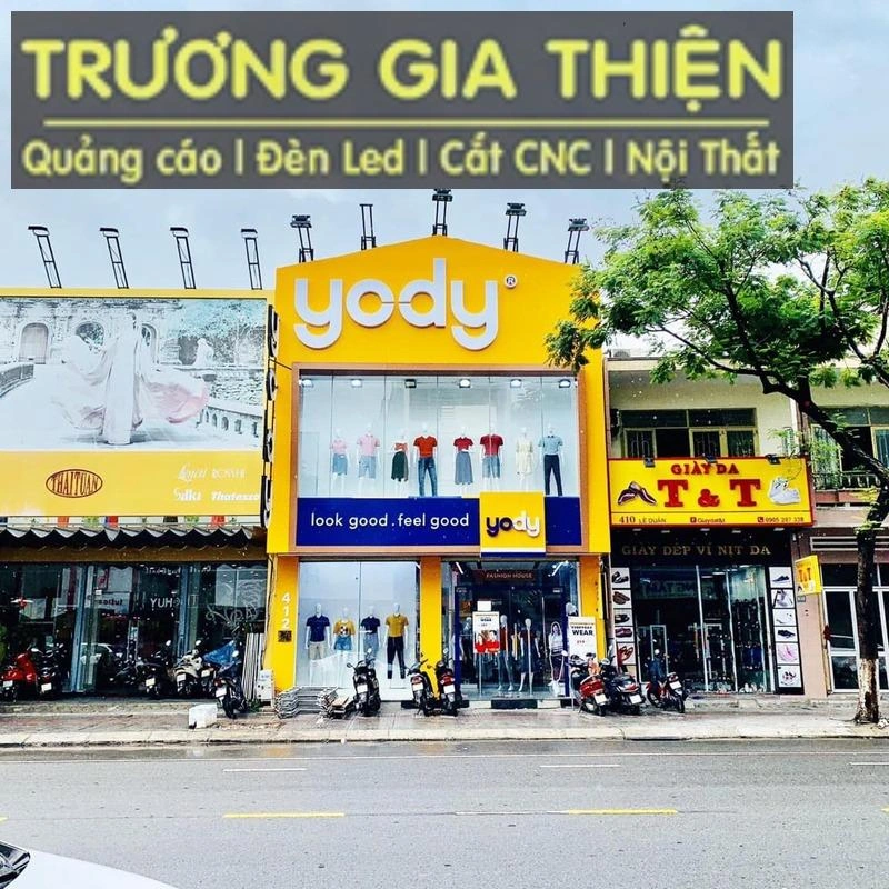 Bảng hiệu cửa hàng Yody tại Đà Nẵng sử dụng chữ inox trắng xước tinh tế