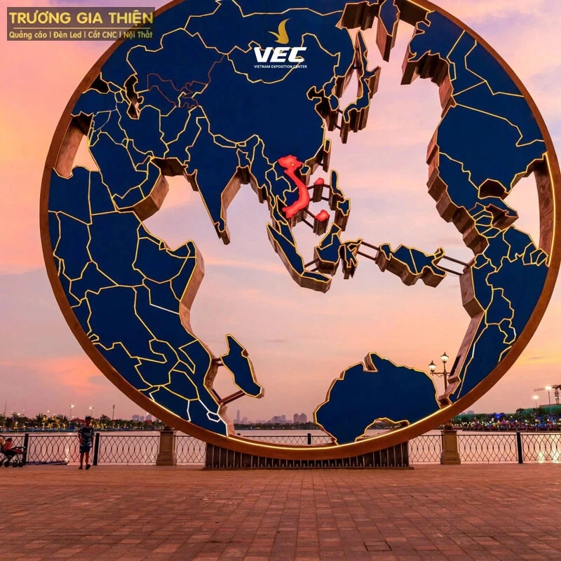 Tượng đài nghệ thuật đặt tại quảng trường trung tâm