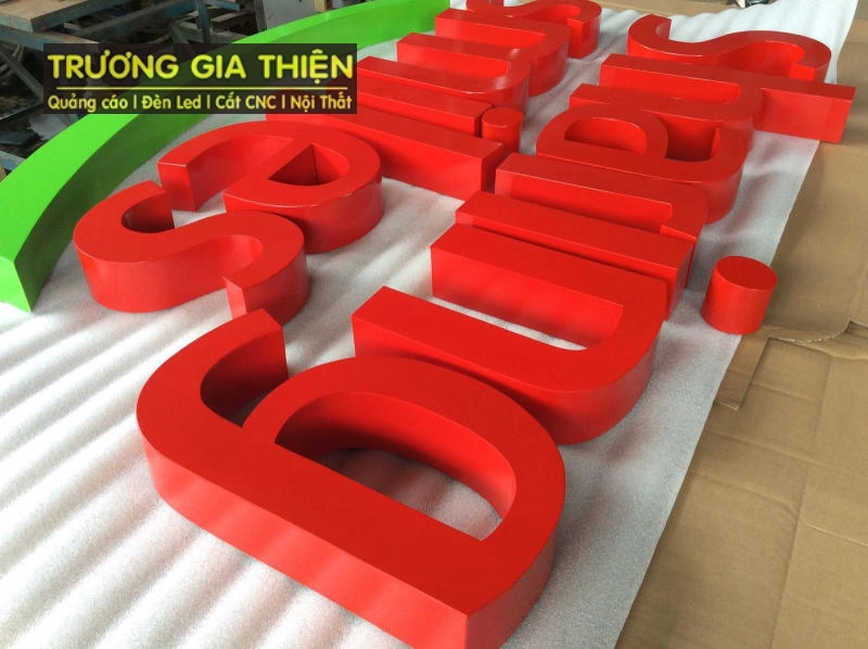 Dòng chữ inox sơn hấp nhiệt giúp thương hiệu nổi bật cả ngày lẫn đêm.