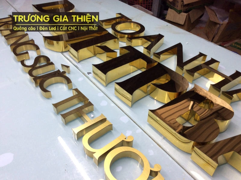 Bề mặt sáng bóng, dễ vệ sinh và giữ màu lâu năm.