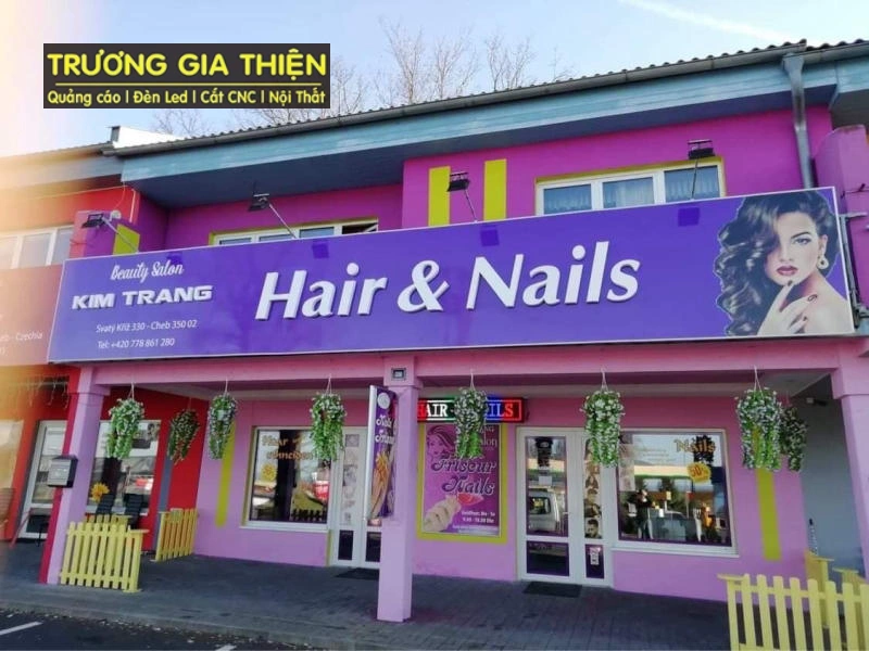 Biển nail chữ nổi kết hợp hình họa tạo điểm nhấn.