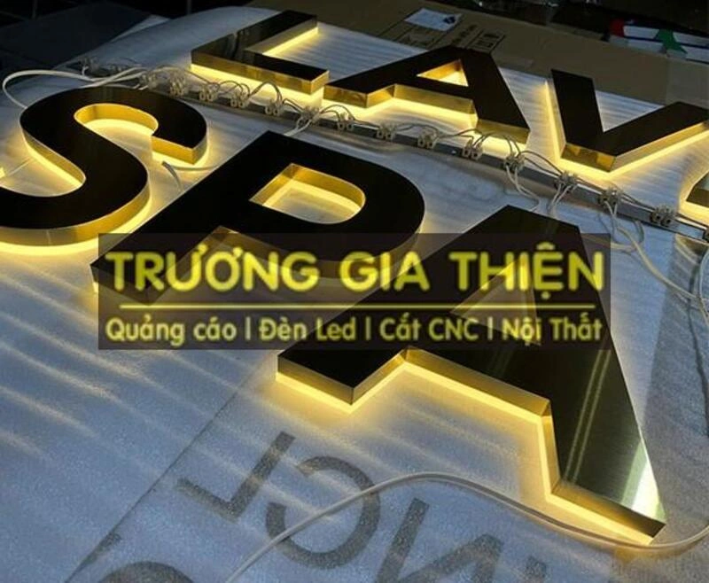 Chữ được uốn nổi tinh xảo, lồng LED hắt sáng chân tường