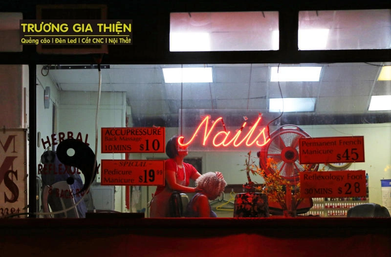 Bảng hiệu nail đèn nền mờ tạo hiệu ứng sang trọng.