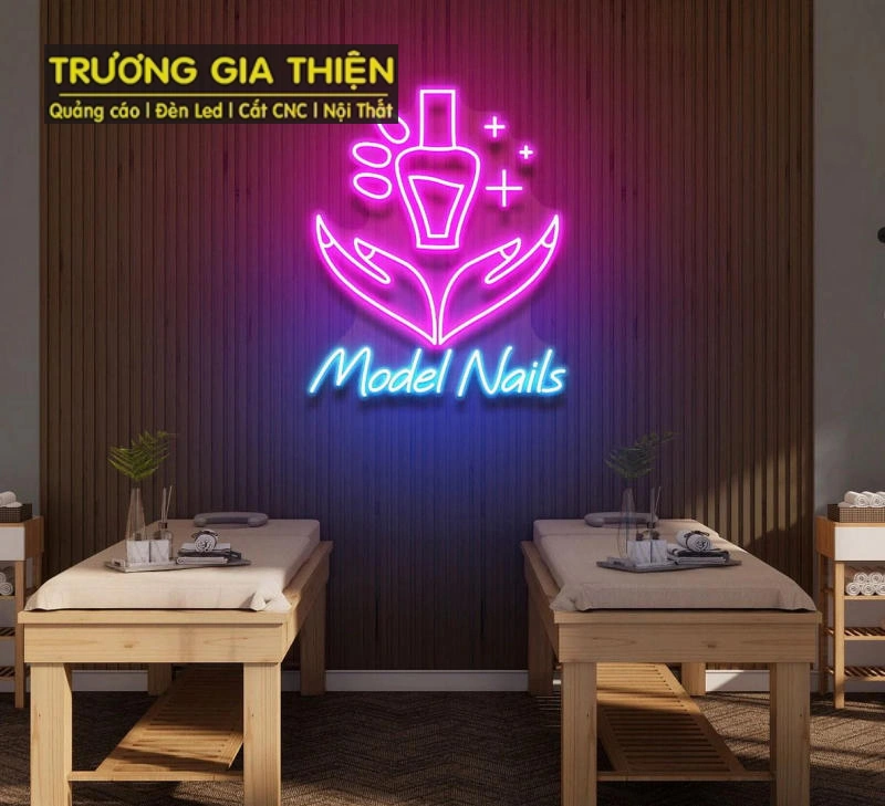 Biển nail in hình mẫu móng giúp khách dễ chọn kiểu.