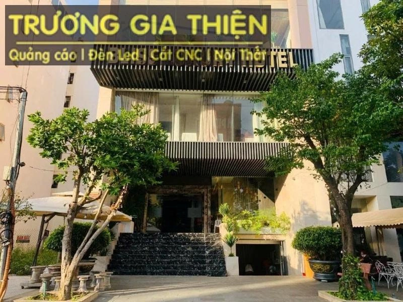 Logo khách sạn tại Đà Nẵng sử dụng chữ inox vàng gương sang trọng