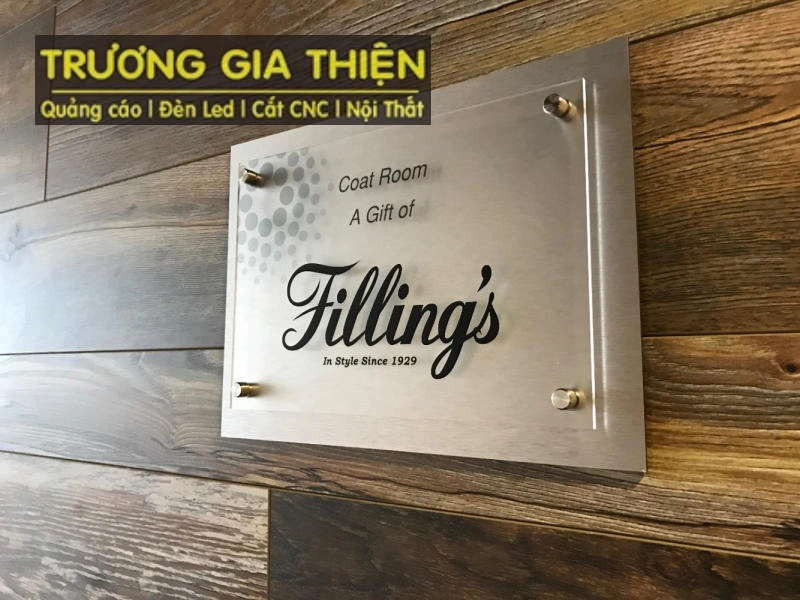 Bảng mica logo thương hiệu chuyên nghiệp rõ ràng
