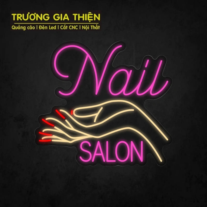Bảng hiệu nail tông hồng phấn thu hút mọi ánh nhìn.