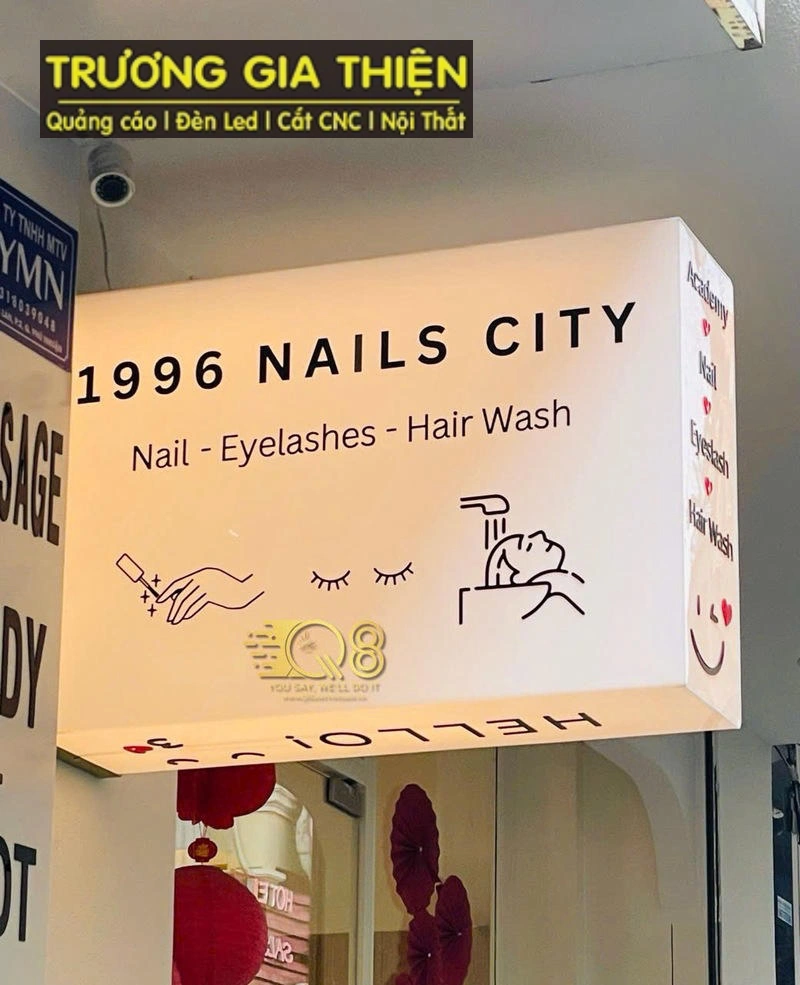 Biển quảng cáo nail hiện đại kết hợp họa tiết hoa tinh tế.