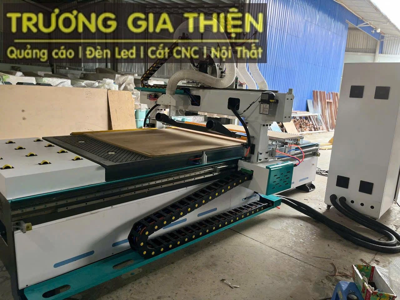 Máy CNC Router 3 đầu thay dao tự động khổ lớn 1m3 x 2m5 gia công cắt alu mica gỗ số lượng lớn