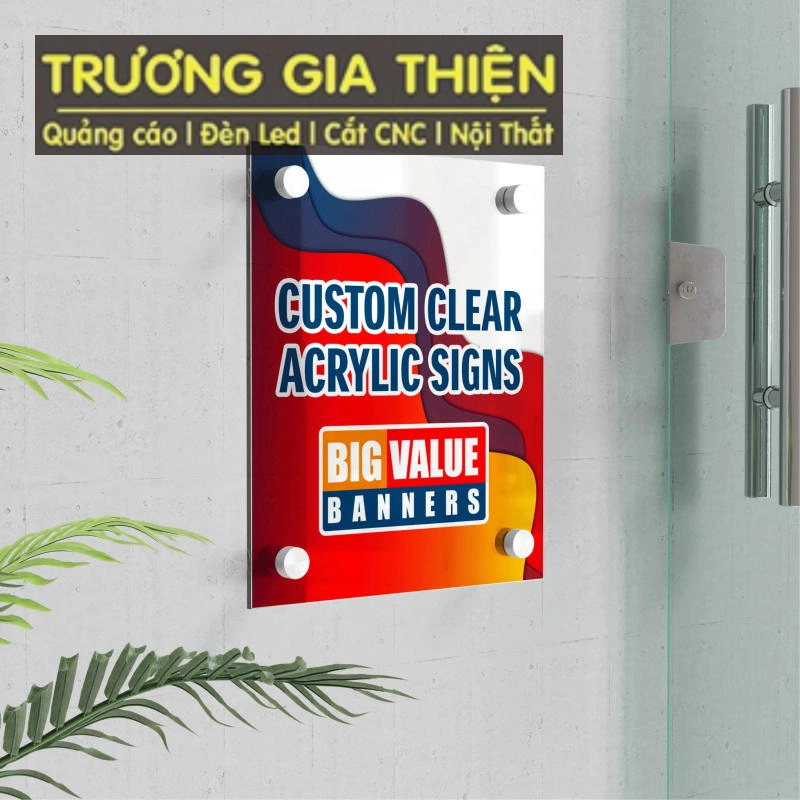 Bảng hiệu mica nổi bật trong ánh sáng đêm