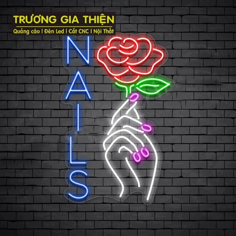 Tấm bảng hiệu nail đèn LED sáng rực vào ban đêm.