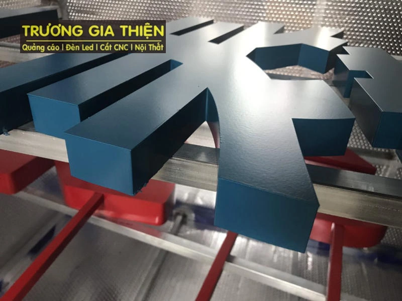 Chữ inox sơn hấp nhiệt – bền màu, chống trầy xước, đẹp sang trọng theo thời gian.