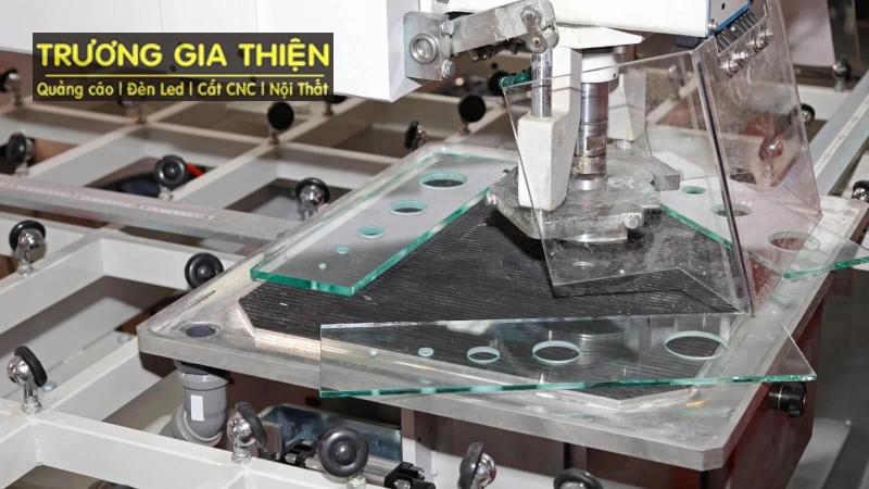 Tại sao nên chọn Cắt CNC Kính thay vì cắt thủ công?
