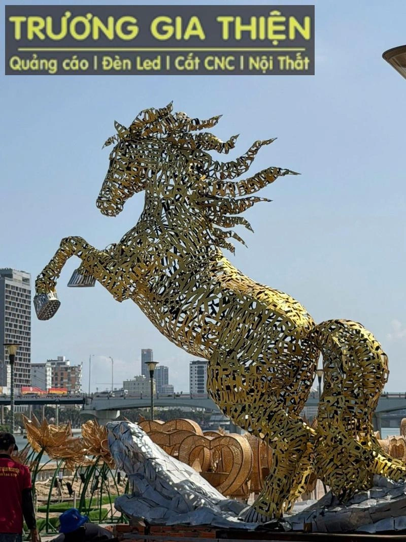 Biểu tượng ngựa vàng 2026 tại công viên cầu Rồng Đà Nẵng
