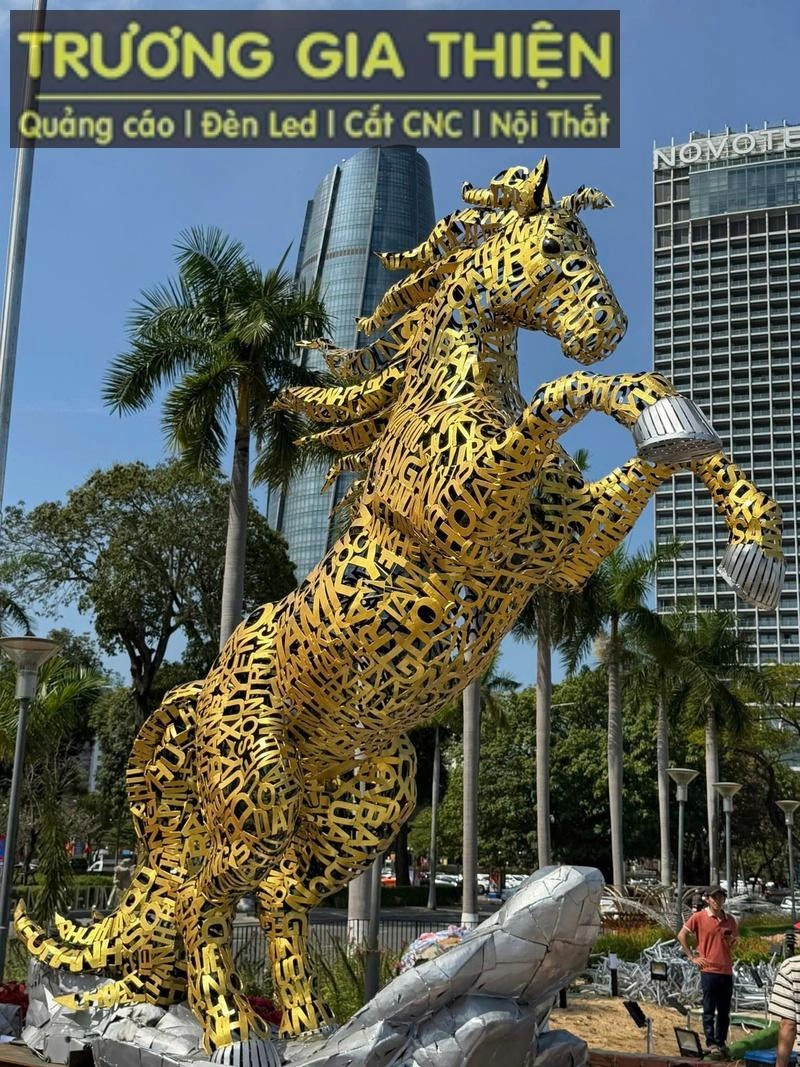 Lắp đặt artword quảng trường trung tâm