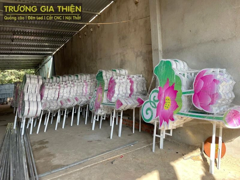 Mẫu LED treo cột điện trang trí tuyến phố trung tâm