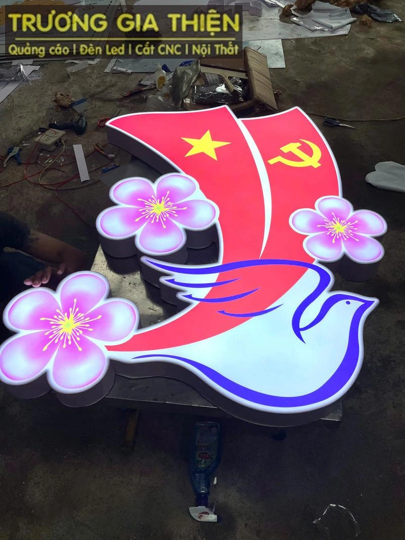 Mẫu trang trí LED cột điện cao cấp chống nước ngoài trời