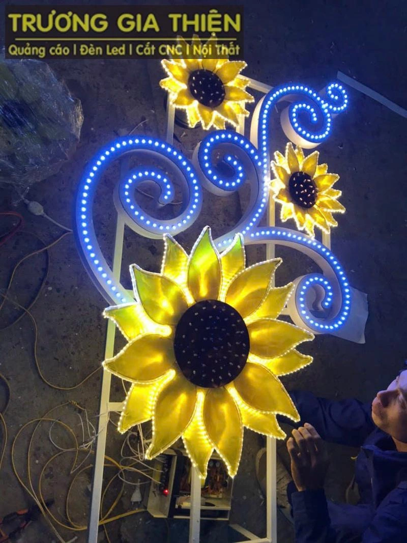 Trang trí LED cột điện rực rỡ nổi bật tuyến phố trung tâm