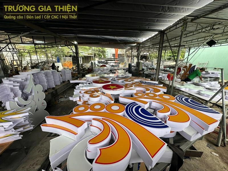 Đèn LED tạo hình trang trí nổi bật trên cột điện