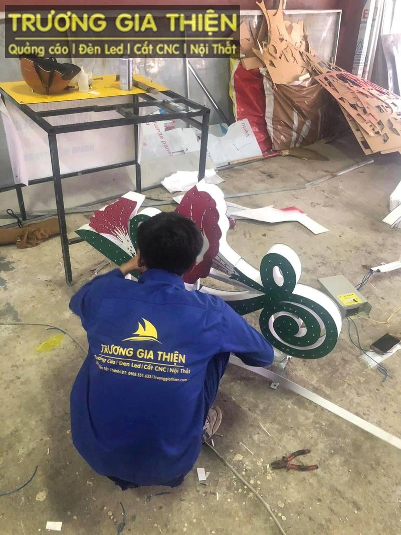 Đội ngũ Trương Gia Thiện đang gấp rút làm hoa văn trang trí Tết đường phố