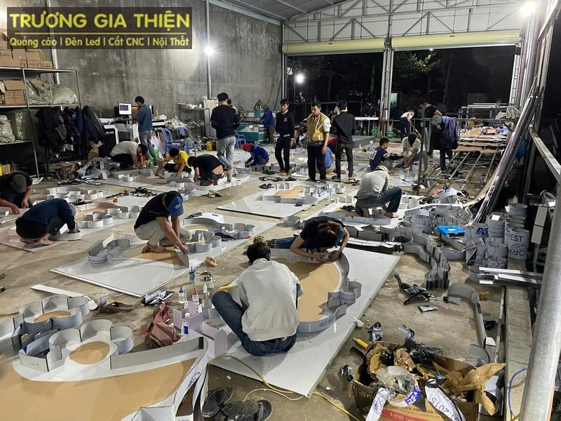 Cận cảnh Trương Gia Thiện làm việc xuyên đêm