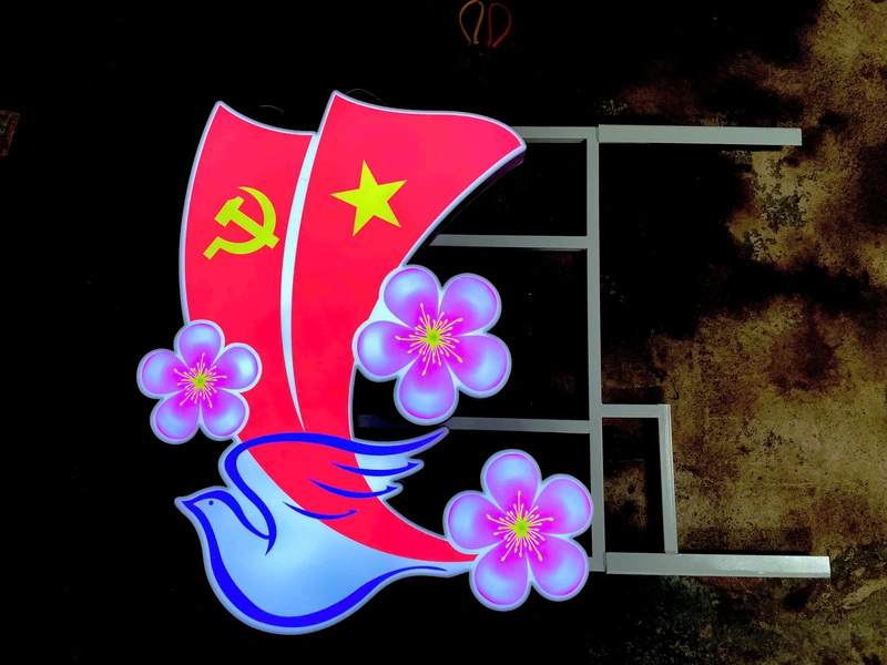 Hoa văn kết hợp cờ, chim bồ câu và hoa đào trang trí đô thị ngày Tết