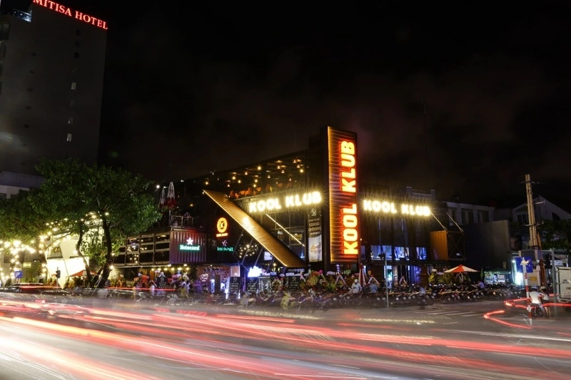 Phủ sáng tòa nhà văn phòng kính trục đường Nguyễn Văn Linh