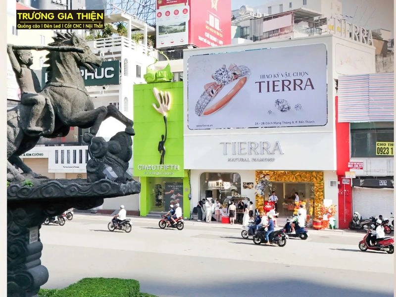 Tại sao bắt buộc phải tuân thủ quy định kích thước bảng hiệu ngoài trời?